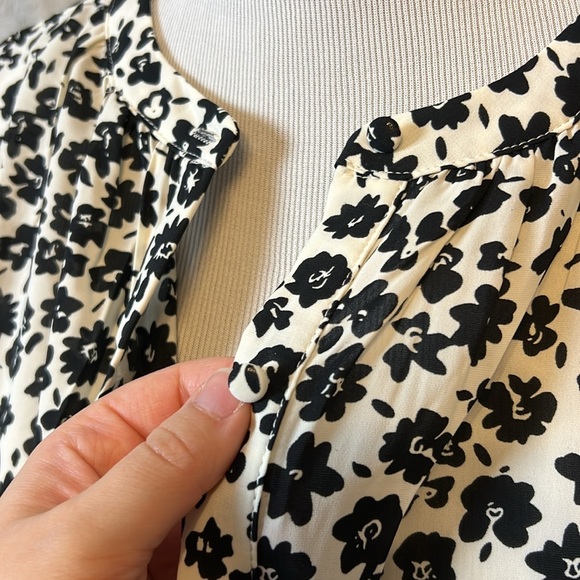 Hayden | Black&White Floral Button Up Blouse - Picture 5 of 9